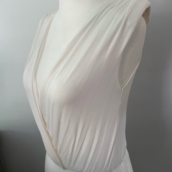 Tobi Low Cut Cap sleeves bodysuit - Picture 2 of 3